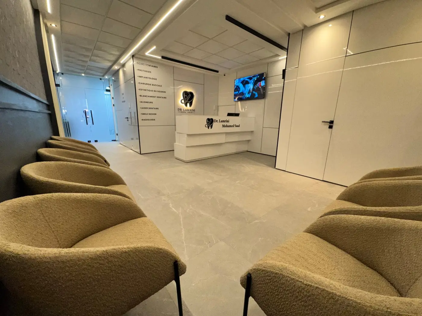 Une salle d’accueil chaleureuse et apaisante